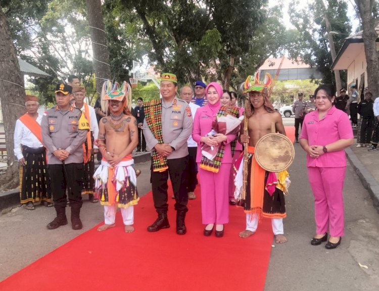 Prosesi Adat Manggarai dan Tarian Caci Warnai Kunjungan Kerja Kapolda NTT di Labuan Bajo