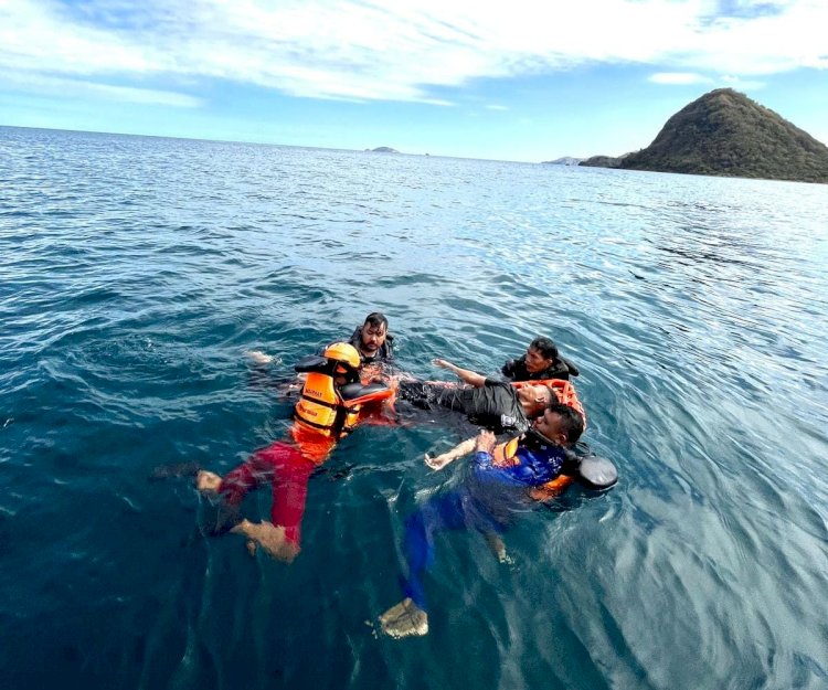 Polisi Bersama Tim SAR Gabungan Gelar Simulasi Penanganan Laka Laut di Labuan Bajo