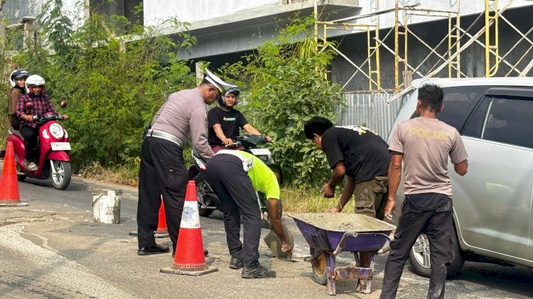 Utamakan Keselamatan, Satlantas Polres Mabar Perbaiki Jalan Berlubang di Labuan Bajo