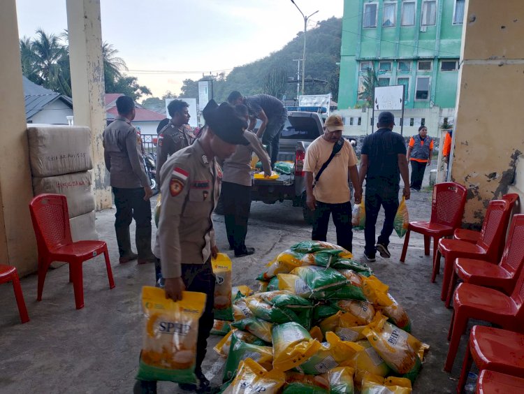 Polres Nagekeo-Polda NTT Salurkan Bantuan Beras untuk Warga Terdampak Banjir Bandang di Mauponggo