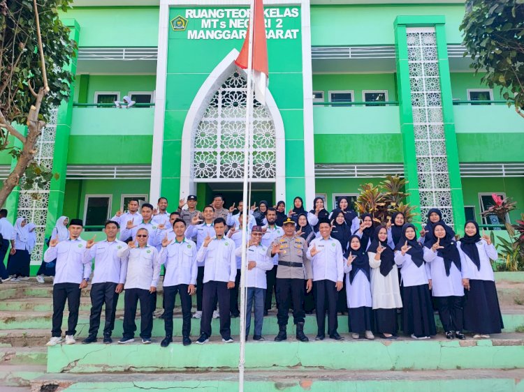 Pimpin Upacara Bendera di MTs Negeri 2 Mabar, Kasat Binmas Minta Jauhi Pelanggaran Hukum