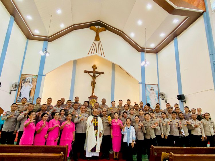 Bawakan Lagu Liturgi, Polisi Iringi Ibadah Misa di Gereja Katedral Roh Kudus Labuan Bajo