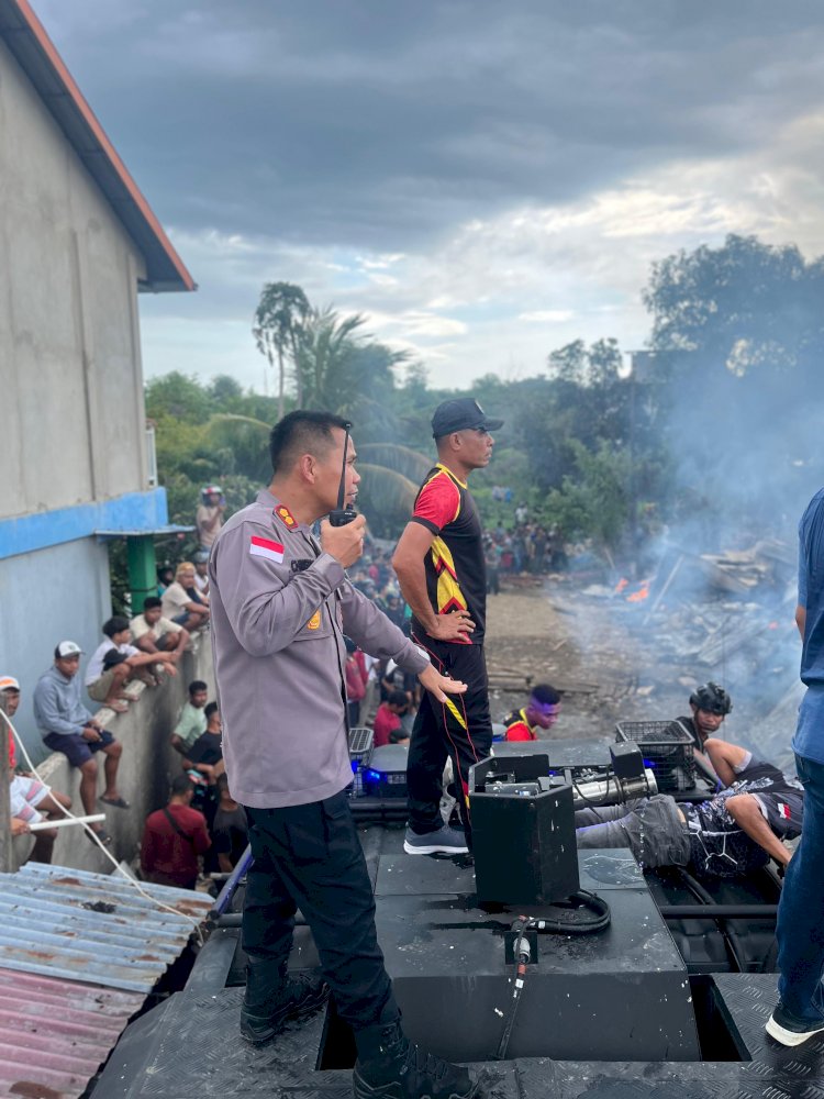 Dipimpin Kapolres, Personil Polres Mabar Bantu Padamkan Kebakaran Puluhan Rumah di Labuan Bajo