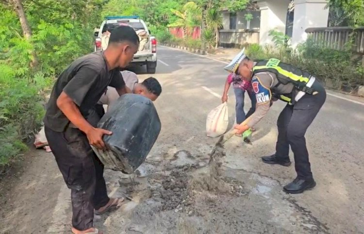 Respon Keluhan Masyarakat, Polantas di Labuan Bajo Gercap Perbaiki Jalan Berlubang