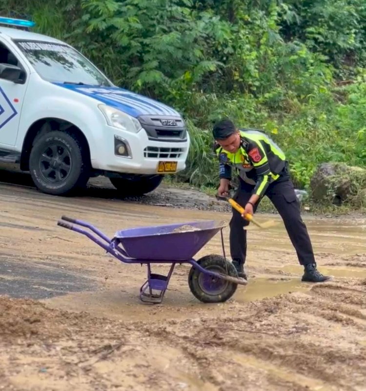 Gunakan Sekop dan Gerobak, Polisi Bersihkan Endapan Lumpur di Badan Jalan Labuan Bajo