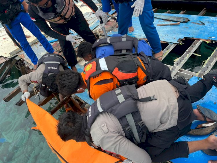 Polisi Bersama Tim SAR Gabungan Konfirmasi Penemuan Satu Lagi Jenazah di Bangkai KM Putri Sakinah