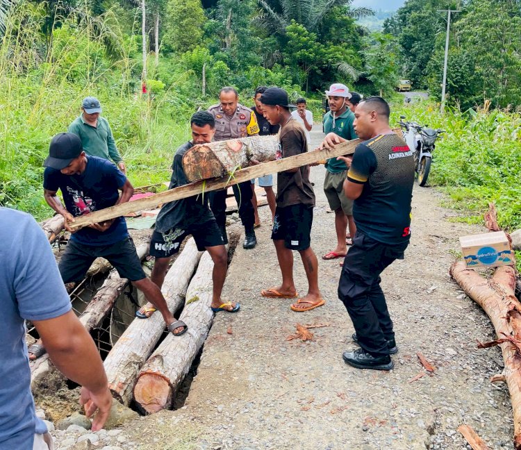 Aksi Simpatik, Anggota Polsek Lembor Tambal Deker Jebol Dengan Balok Kayu