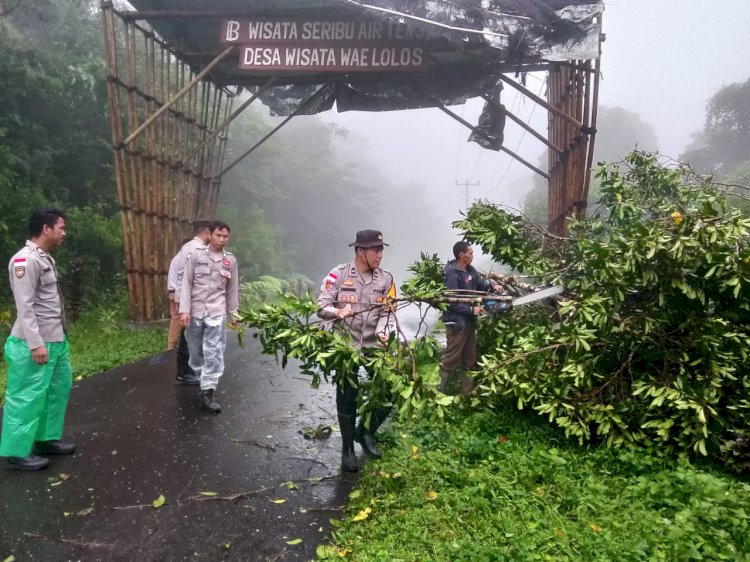 Pasca Cuaca Ekstrem, Polsek Sano Nggoang Bersama Warga Buka Jalur Wae Lolos