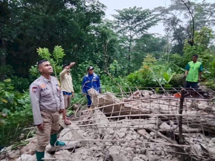 Dapur Rumah Ambruk Akibat Cuaca Ekstrem, Polisi Gerak Cepat Bantu Warga