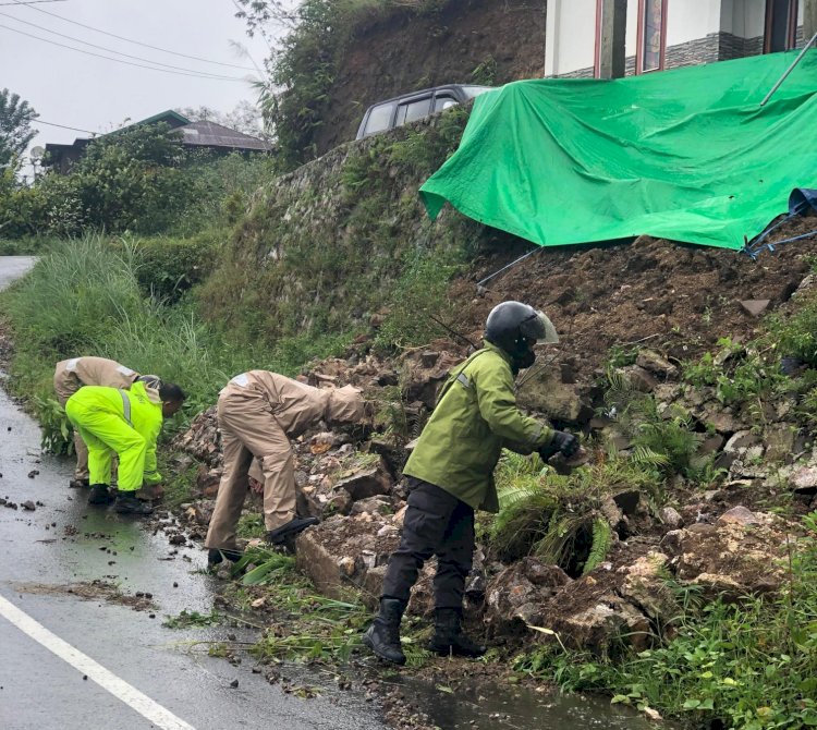 Hujan Dini Hari Picu Longsor di Desa Pangga, Polisi Gerak Cepat Bersihkan Material Longsor