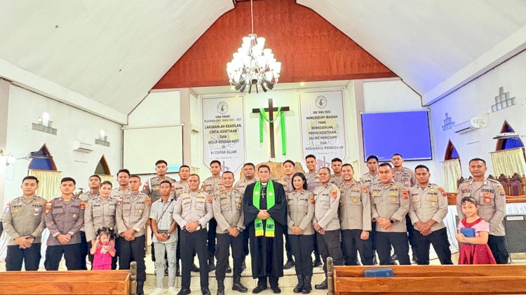 Melodi Iman di Gunung Salmon: Kala Seragam Polisi Beradu Harmoni dalam Pujian