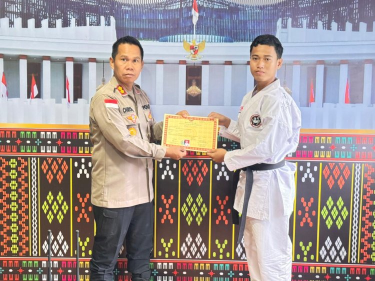 Apresiasi Prestasi Atlet Muda, Kapolres Manggarai Barat Serahkan Ijazah DAN I Inkanas