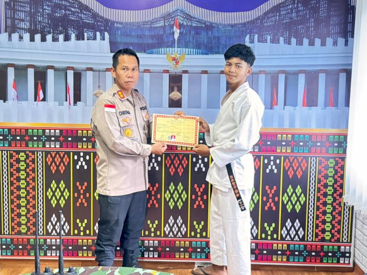 Apresiasi Prestasi Atlet Muda, Kapolres Manggarai Barat Serahkan Ijazah DAN I Inkanas