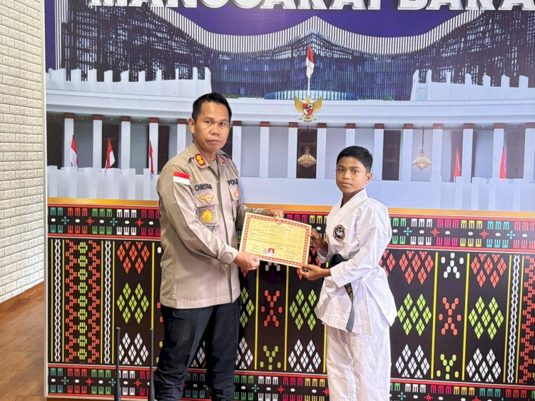 Apresiasi Prestasi Atlet Muda, Kapolres Manggarai Barat Serahkan Ijazah DAN I Inkanas