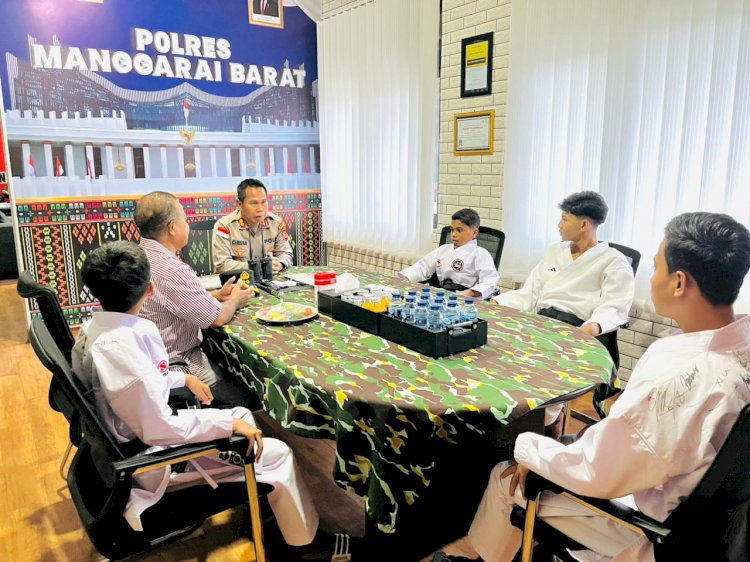 Apresiasi Prestasi Atlet Muda, Kapolres Manggarai Barat Serahkan Ijazah DAN I Inkanas