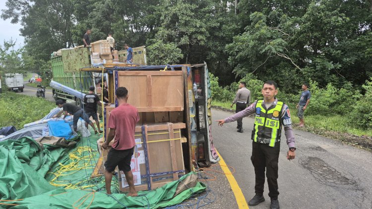 Polisi Evakuasi Truk Sembako Terguling di Trans-Flores Akibat Kabut Tebal dan Jalan Licin
