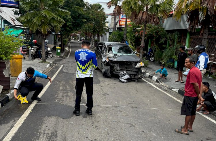Diduga Mabuk dan Kurangnya Lampu Indikator Belakang, Innova Hantam Truk Sampah di Pasar Lama Labuan Bajo