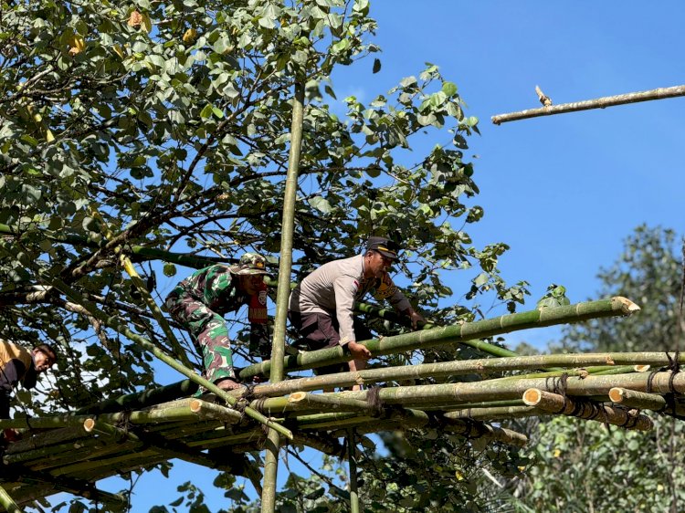 Menunaikan Janji: Kapolsek Kuwus Bangun 'Jembatan Harapan' bagi Siswa di Wae Songkang