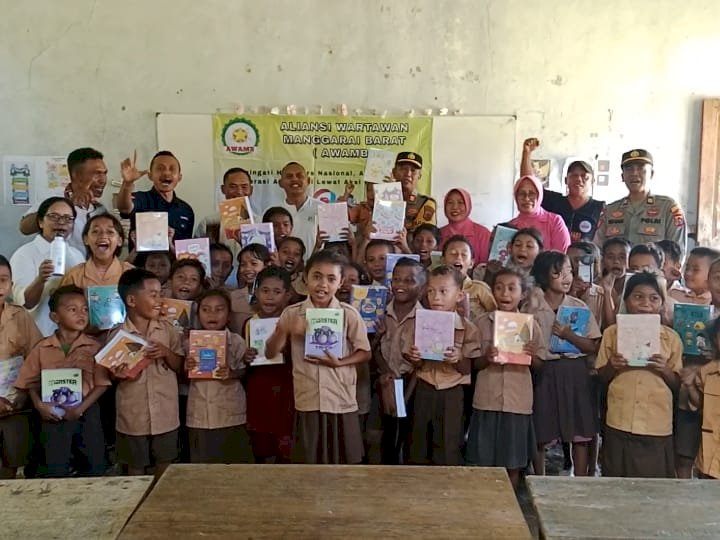 Momen HPN 2026, Polsek Komodo dan Aliansi Wartawan Mabar Sambangi Sekolah Terpencil di Tiwu Nampar