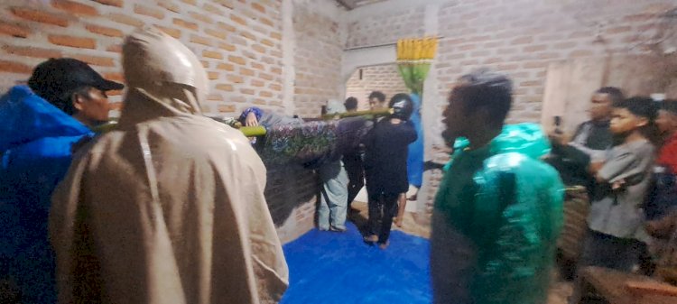 Polisi Bersama Masyarakat Evakuasi Korban Hanyut di Sungai Wae Damar