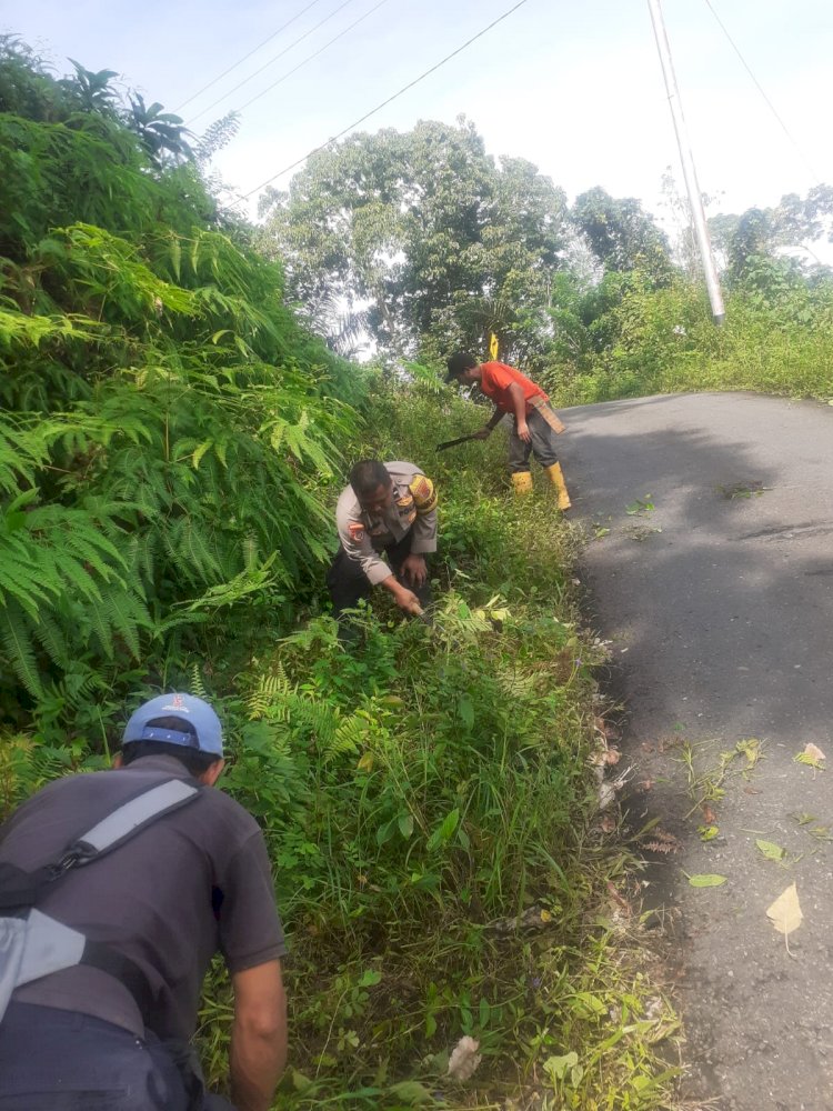Pererat Silaturahmi, Bhabinkamtibmas Cunca Lolos Ajak Warga Warsawe Gotong Royong Bersihkan Lingkungan