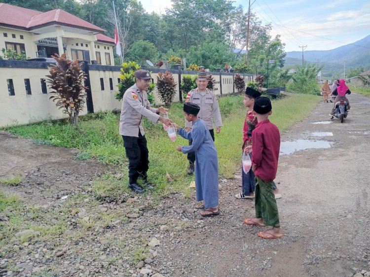 Senyum Ramadhan di Golo Mbu: Saat Polisi Sano Nggoang Takjil Gratis Untuk Masyarakat