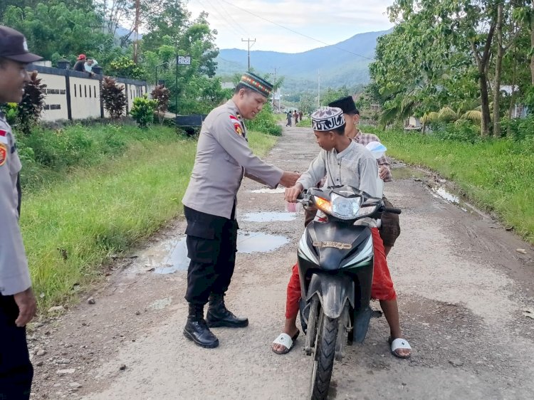 Senyum Ramadhan di Golo Mbu: Saat Polisi Sano Nggoang Takjil Gratis Untuk Masyarakat