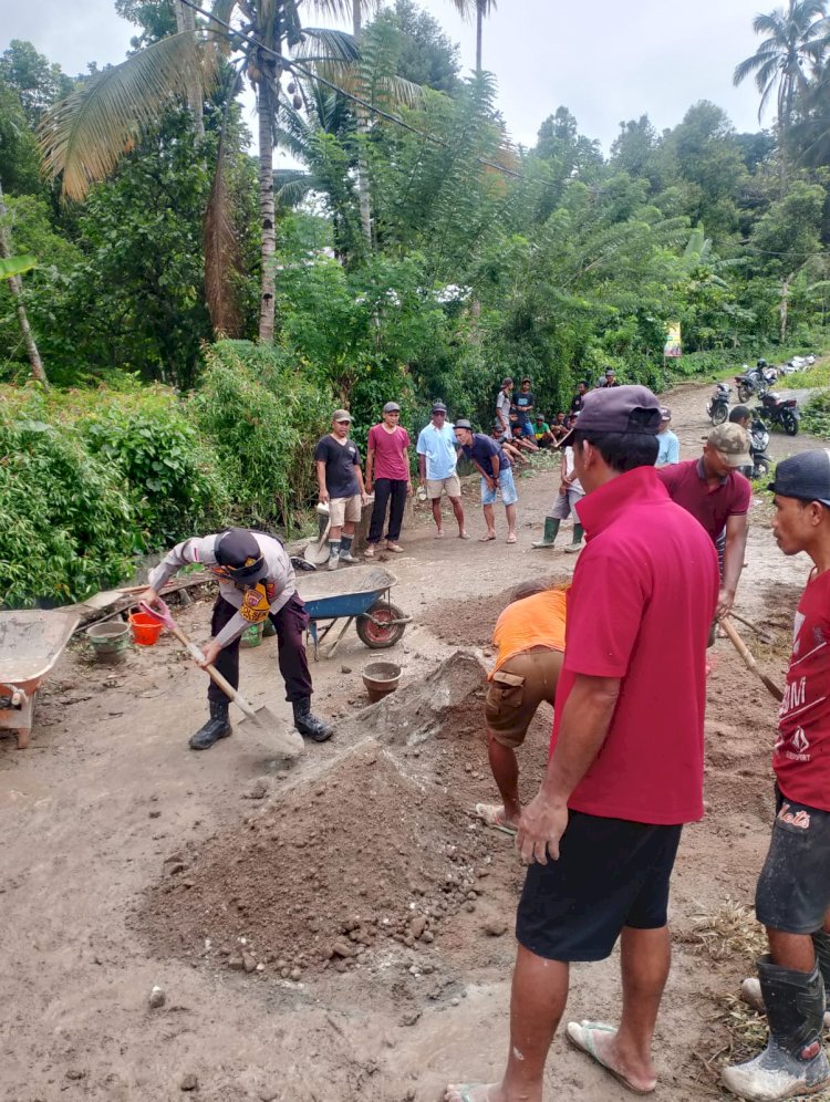 Sinergi Tanpa Batas: Polsek Kuwus dan Warga Kompak Tambal Jalan Rusak di Desa Ranggu