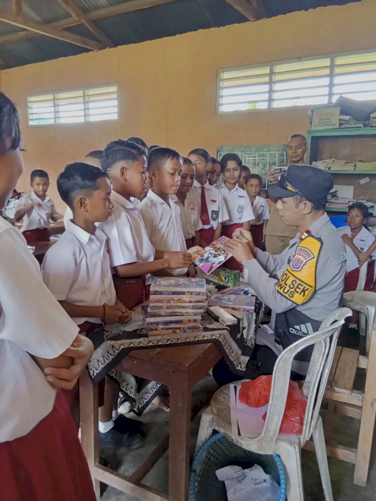 Dekatkan Diri dengan Anak, Kapolsek Kuwus Gelar Program 'Polisi Mengajar' di SDK 2 Ranggu