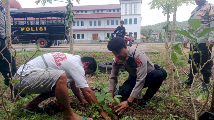 Hijaukan Lingkungan Gereja St. Petrus, Sat Samapta Polres Mabar Tanam Puluhan Bibit Pohon