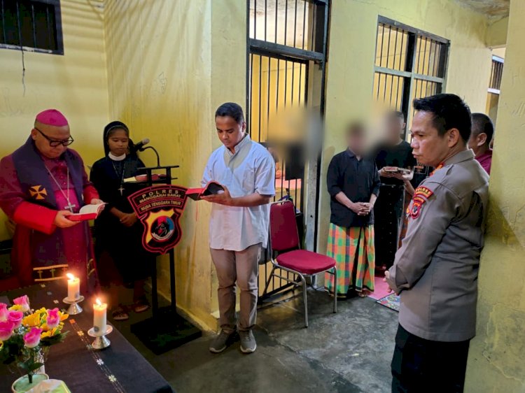 Cahaya Harapan di Balik Jeruji: Uskup Labuan Bajo Pimpin Jalan Salib di Rutan Polres Mabar