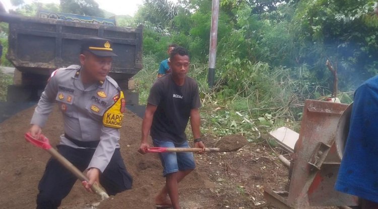 Sinergi Tanpa Batas: Polri dan Warga Sano Nggoang Bahu-membahu Tambal Jalan Rusak Demi Kelancaran Ekonomi