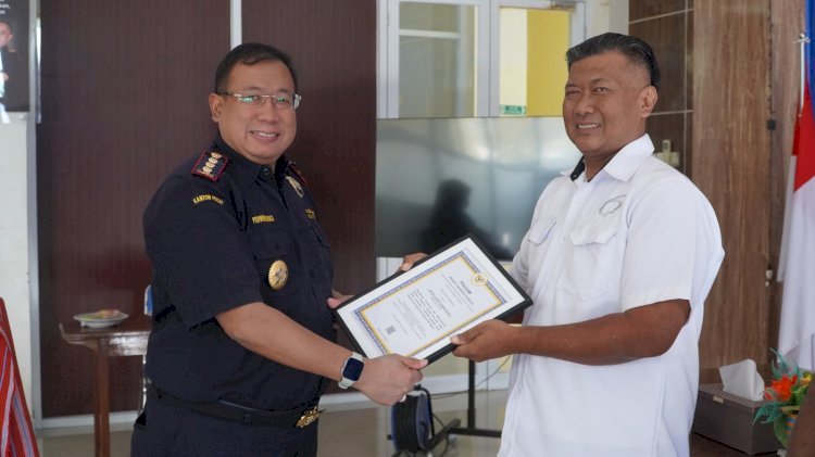 Kolaborasi Efektif Ungkap 11 Juta Batang Rokok Ilegal, 4 Personel Polres Belu Terima Penghargaan Bhakti Chandra Naraya