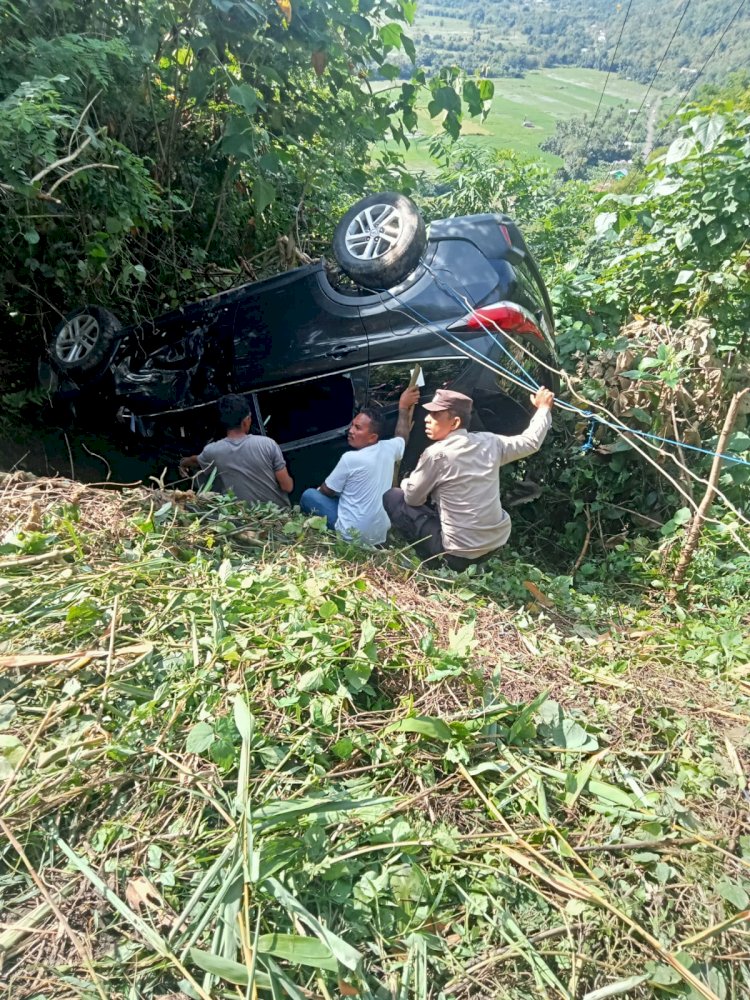 Kecelakaan di Jalur Wate: Polisi Evakuasi Penumpang Travel Terios yang Masuk Jurang