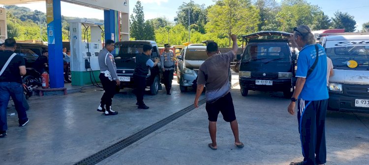 Antisipasi Kelangkaan BBM, Polsek Komodo Perketat Pengawasan SPBU demi Cegah Gesekan
