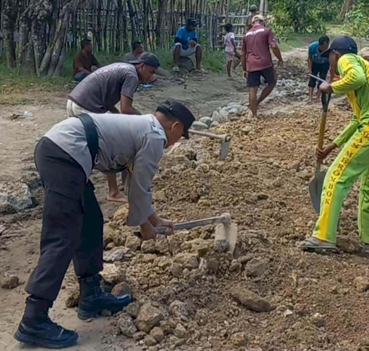 Perbaiki Jalan Kampung, Bhabinkamtibmas Bahu-Membahu Bersama Warga di Kampung Lenteng