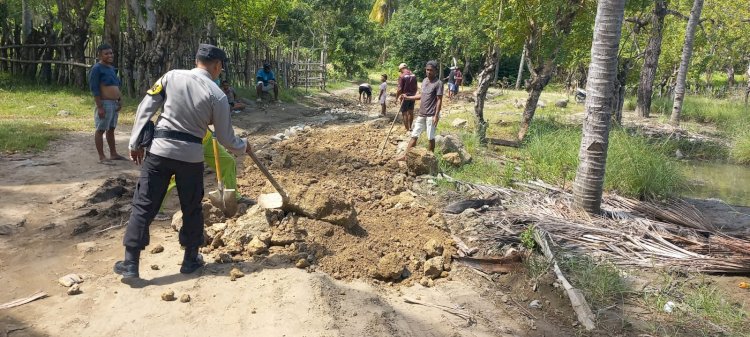 Perbaiki Jalan Kampung, Bhabinkamtibmas Bahu-Membahu Bersama Warga di Kampung Lenteng