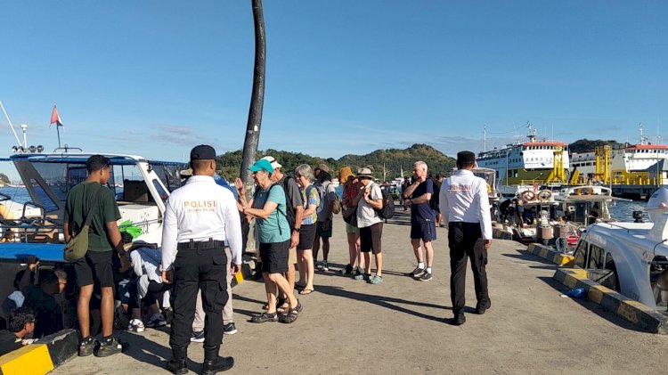 Patroli Jalan Kaki di Labuan Bajo, Langkah Preventif Polres Mabar Jamin Keamanan Warga dan Wisatawan