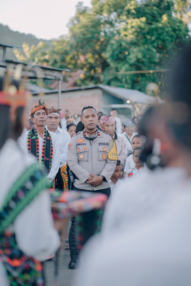 Hadir di Tengah Umat, Polsek Lembor Jamin Keamanan Prosesi Perarakan Patung Bunda Maria