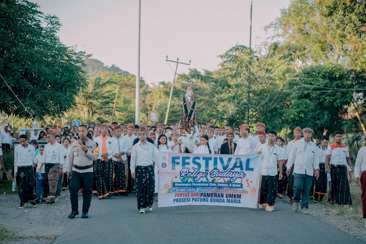 Hadir di Tengah Umat, Polsek Lembor Jamin Keamanan Prosesi Perarakan Patung Bunda Maria