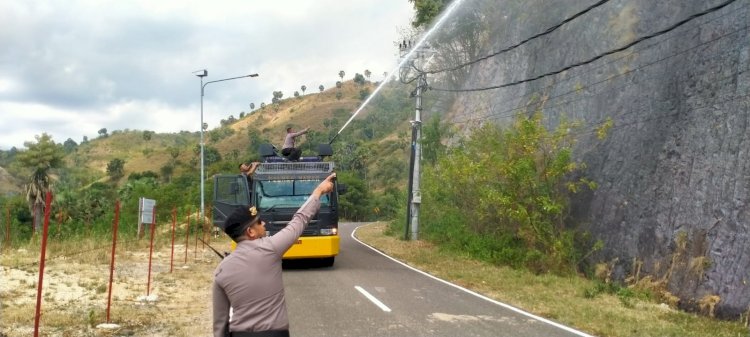 Sinergi TNI-POLRI dan Damkar Jinakkan Kebakaran Savana Bukit Silvia Labuan Bajo