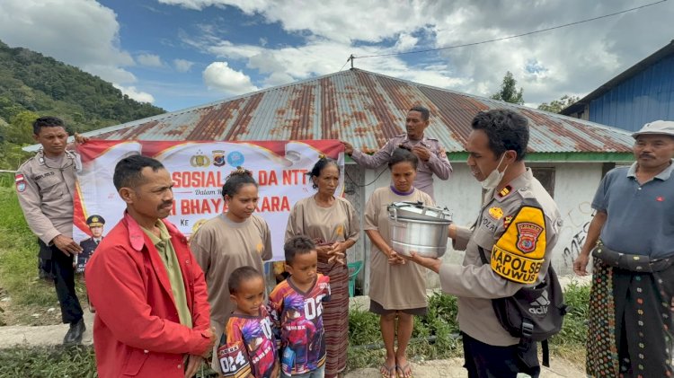 Menembus Jalan Rusak Pelosok NTT, Polsek Kuwus Salurkan Bantuan bagi Lansia Korban Kebakaran