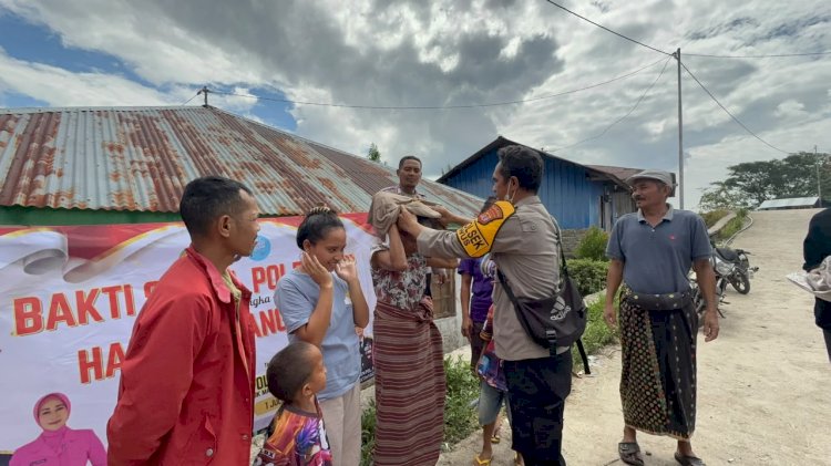 Menembus Jalan Rusak Pelosok NTT, Polsek Kuwus Salurkan Bantuan bagi Lansia Korban Kebakaran