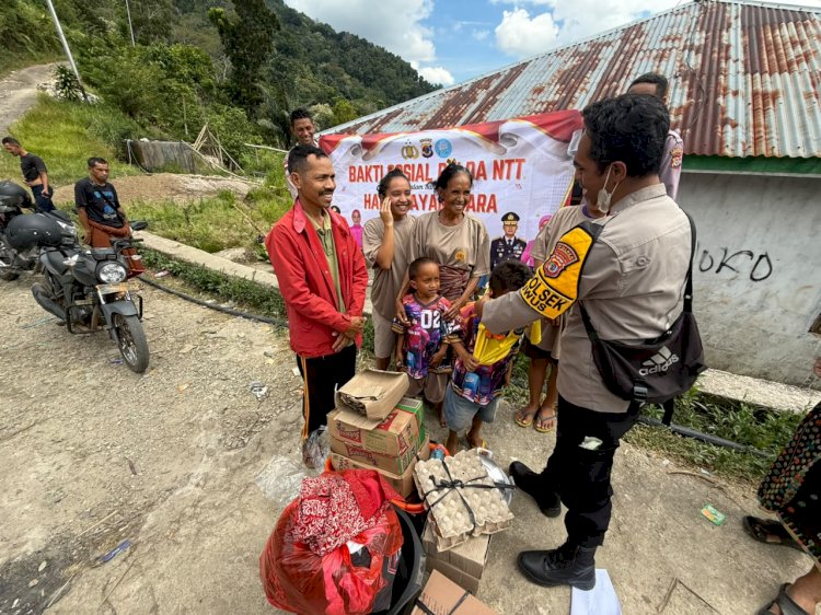 Menembus Jalan Rusak Pelosok NTT, Polsek Kuwus Salurkan Bantuan bagi Lansia Korban Kebakaran
