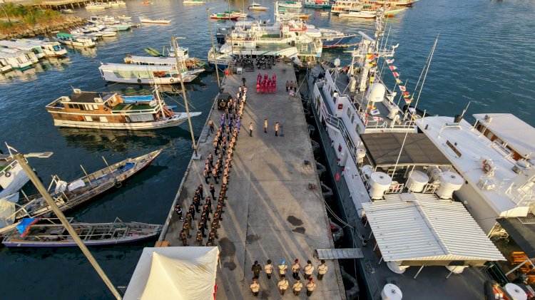 Sambut Hari Bhayangkara ke-80, Polres Manggarai Barat Larung Karangan Bunga di Laut Labuan Bajo