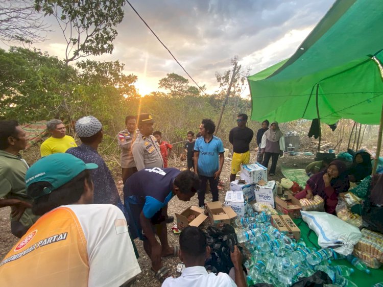 Instruksi Kapolda NTT, Polres Mabar Menembus Gelombang Salurkan Bantuan Gempa ke Pulau Longos