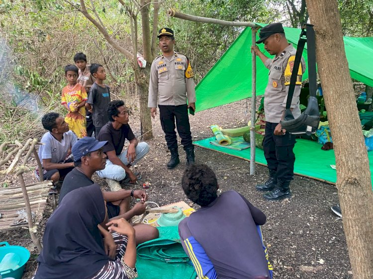 Instruksi Kapolda NTT, Polres Mabar Menembus Gelombang Salurkan Bantuan Gempa ke Pulau Longos