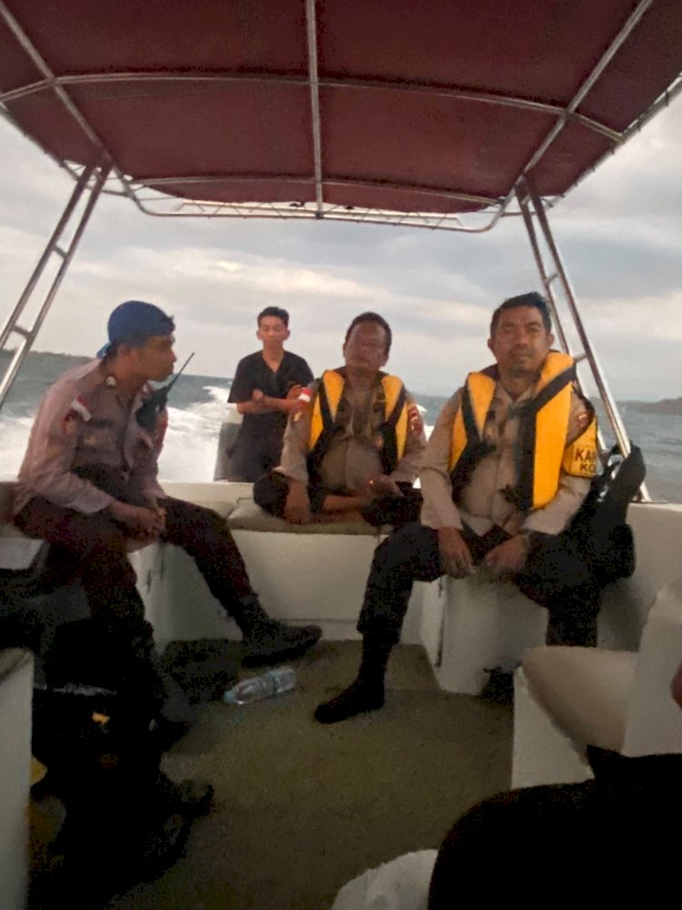 Instruksi Kapolda NTT, Polres Mabar Menembus Gelombang Salurkan Bantuan Gempa ke Pulau Longos