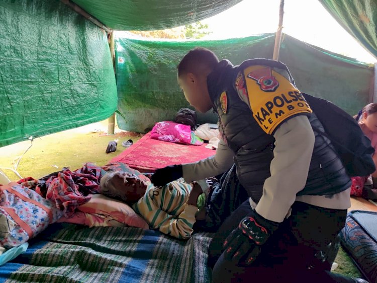 Polri Peduli Korban Gempa Flores: Kapolsek Lembor Tembus Malam Salurkan Bantuan Sembako