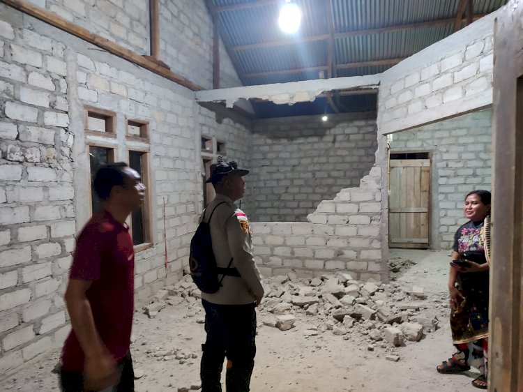 Polri Peduli Korban Gempa Flores: Kapolsek Lembor Tembus Malam Salurkan Bantuan Sembako